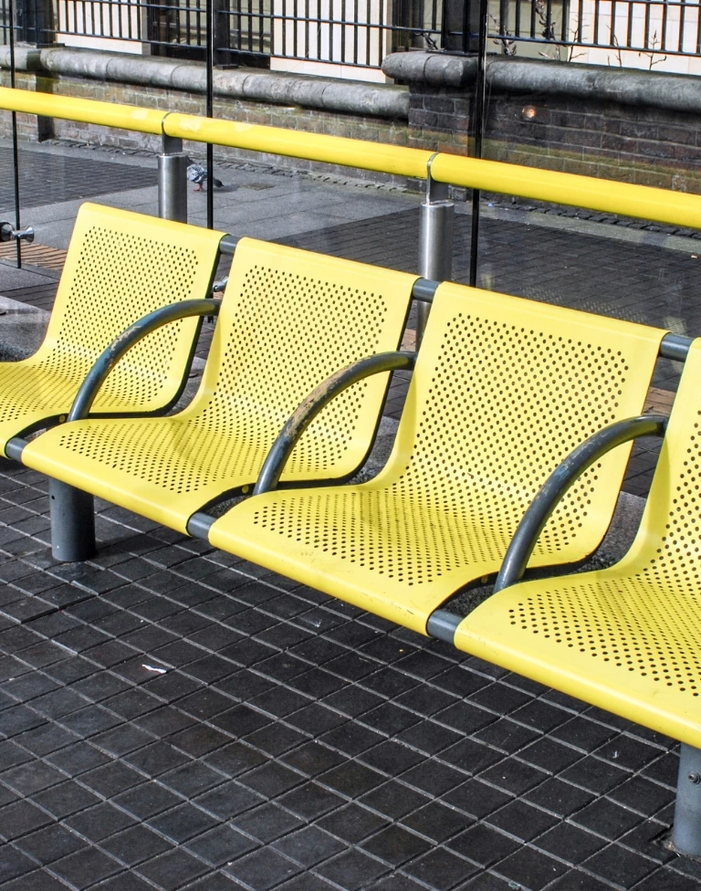 żółte metalowe krzesła